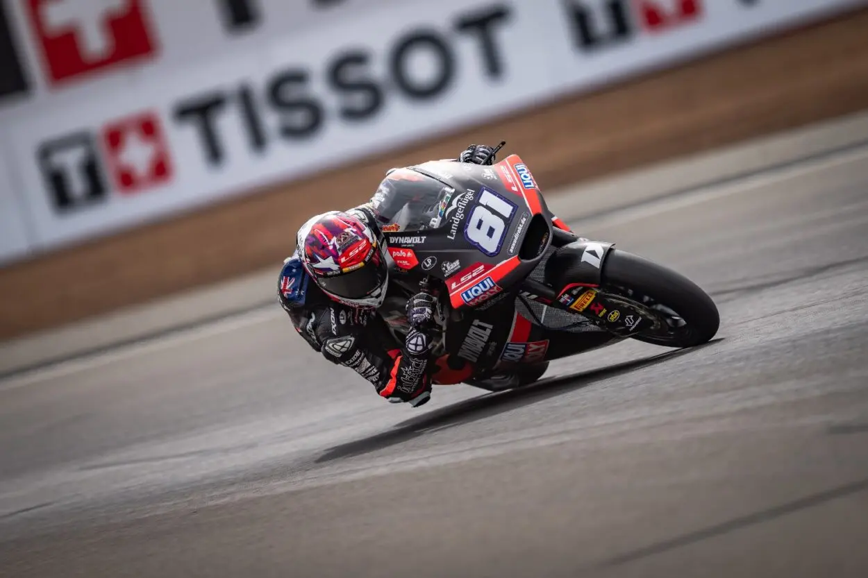 Moto2 | GP Gran Bretagna 2025, gara: Senna Agius vince d’astuzia la sua prima gara di categoria. González a terra con Baltus