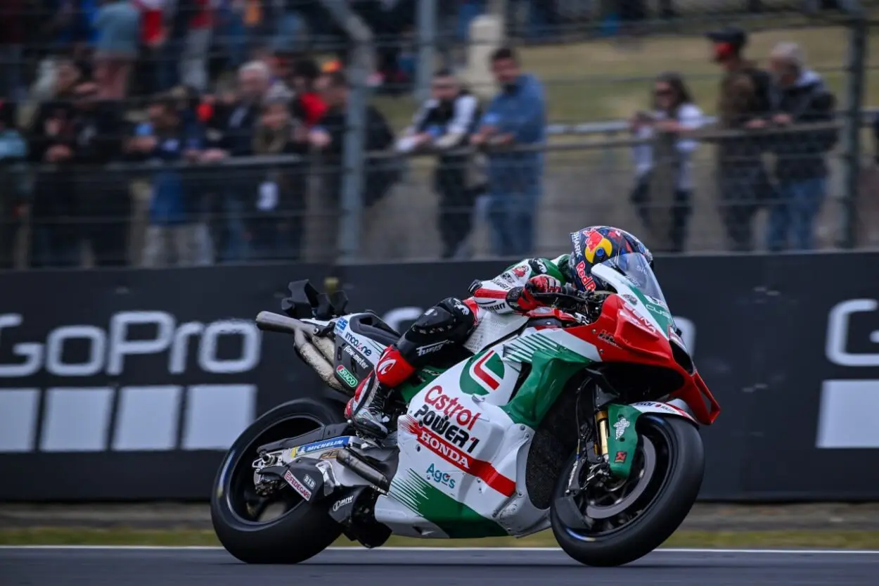 MotoGP | GP Francia 2025, Gara: capolavoro di Johann Zarco che vince sul bagnato. 2° Marc Marquez, Bagnaia e Quartararo cadono