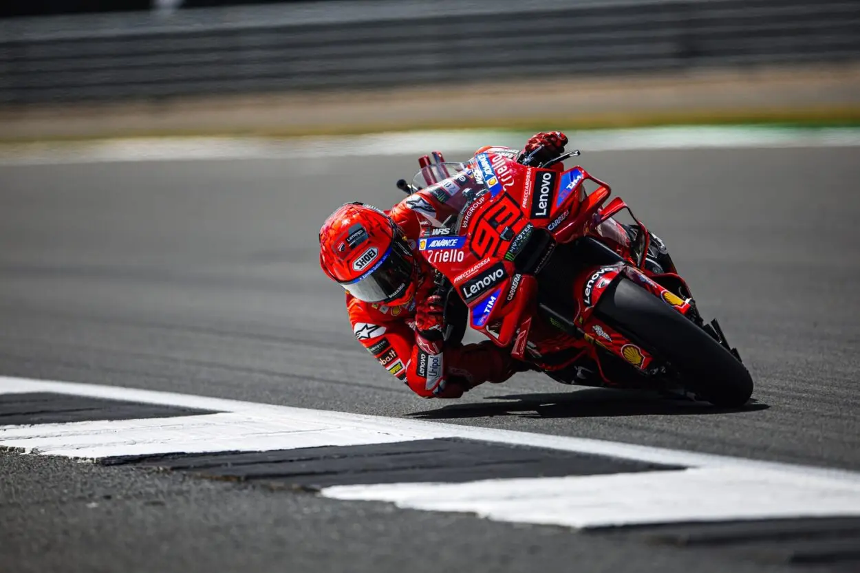 MotoGP | GP Aragona 2025, FP1: Marc Marquez rifila (quasi) un secondo a tutto lo schieramento. Bagnaia solo decimo