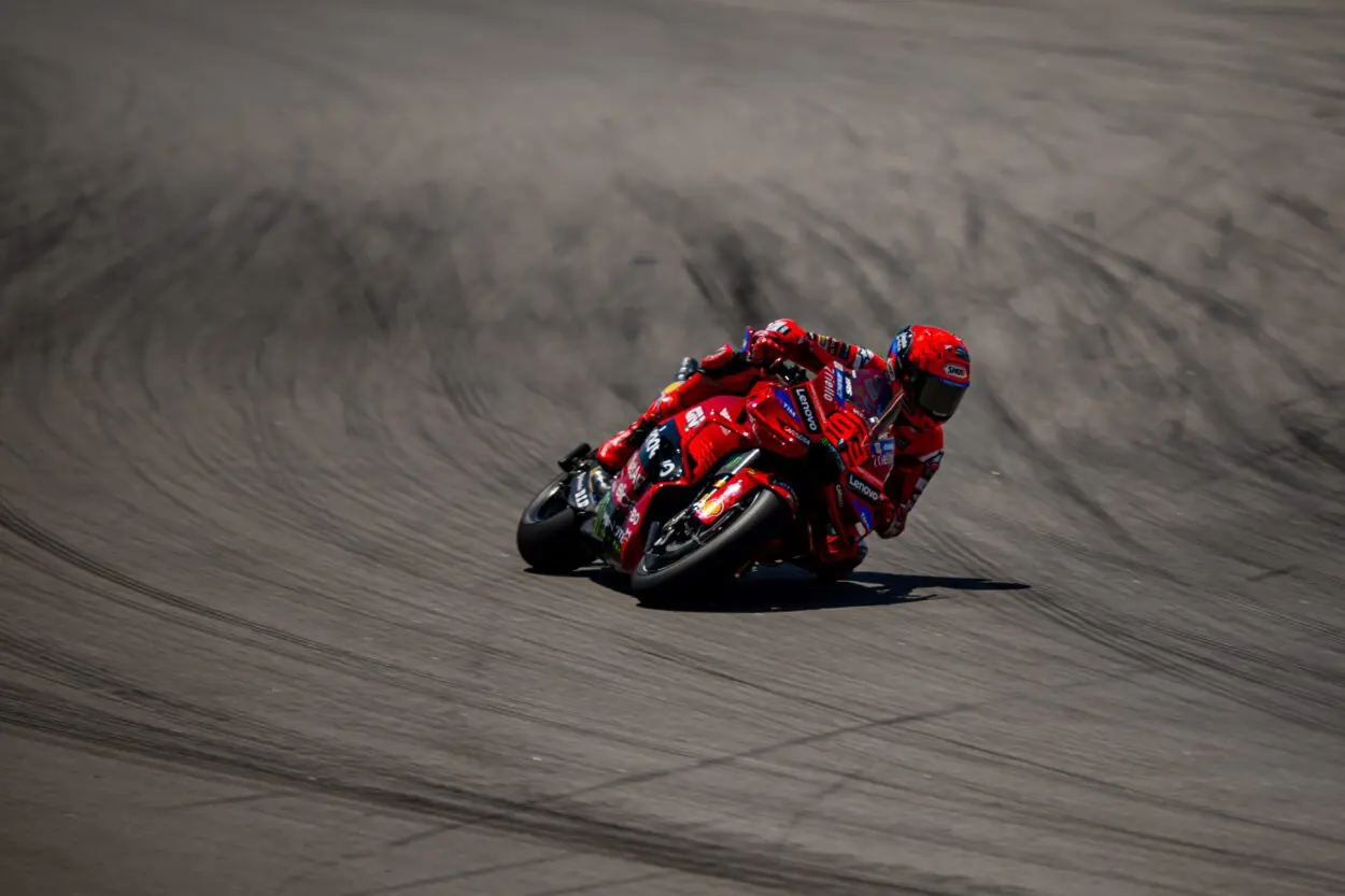 MotoGP | GP Olanda 2025, FP1: Una caduta non frena Marc Marquez. Suo il primo tempo del venerdì mattina