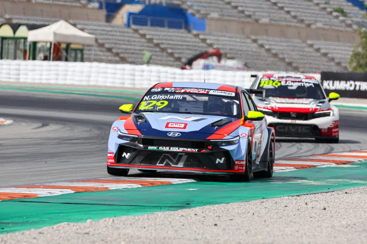 TCR World Tour | Valencia 2025, Gara 2: Hyundai torna al vertice con Néstor Girolami. Incredibile Ruben Volt al primo podio nel Mondiale