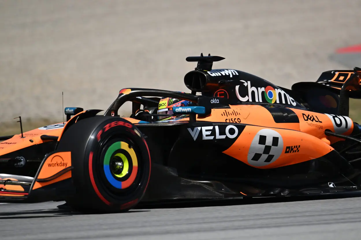 F1 | GP Spagna 2025, gara: Piastri regola Norris, Leclerc 3° (investigato), Hulk 5° su Hamilton! Red Bull dal podio al disastro, Max perde la testa su Russell, 10°