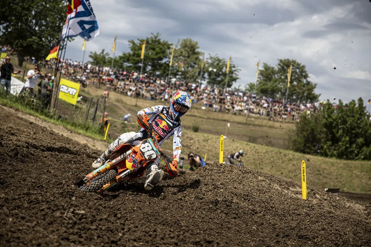 MX2 | GP Germania 2025: Andrea Adamo vince in condizioni miste e passa in testa al mondiale!