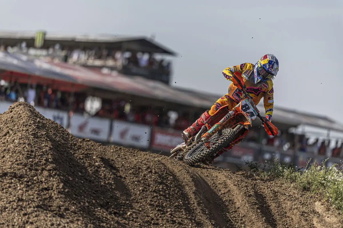 MXGP | GP Gran Bretagna 2025: Herlings batte Febvre nella gara di qualifica, Coenen quinto