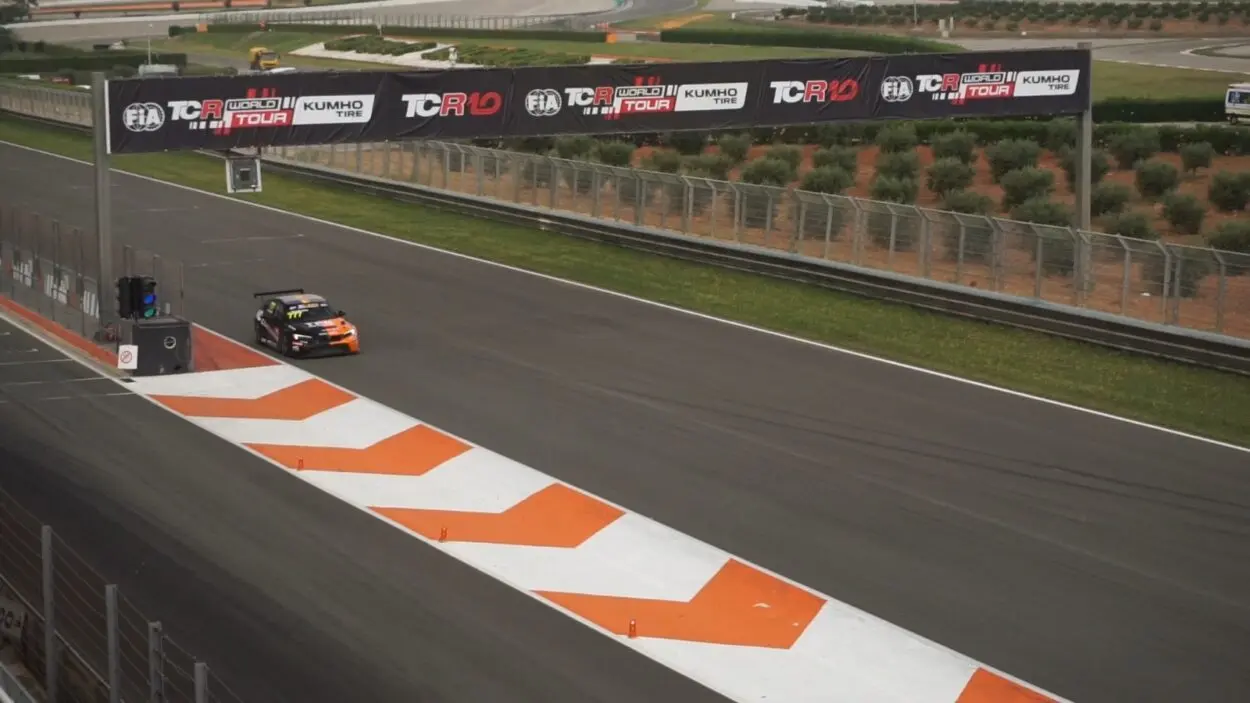 TCR Spain | Valencia 2025, Gara 1: Mike Halder vince ancora e si riprende la vetta della classifica