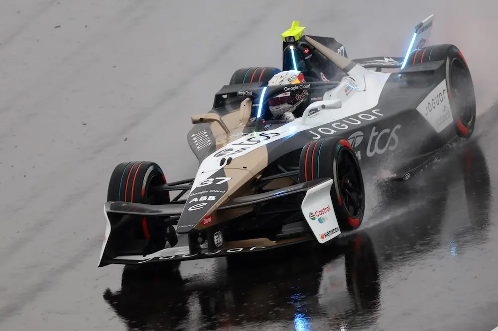 Formula E | Shanghai ePrix #2 2025: Nick Cassidy fa sua la pole position in una qualifica ridotta
