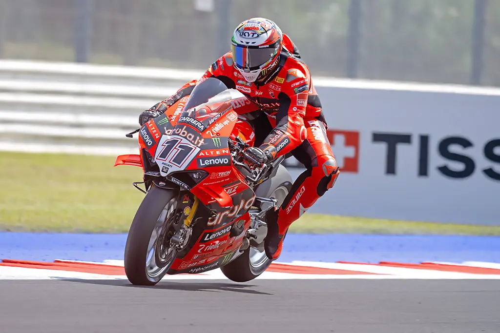 SBK | Round Emilia-Romagna 2025, Superpole: Nicolò Bulega abbatte il record della pista. Il poleman e Iannone sotto investigazione
