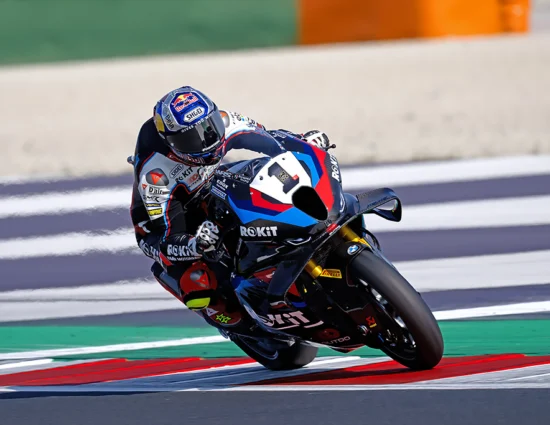 SBK | Round Emilia-Romagna 2025: Toprak Razgatlioglu vince la Superpole Race. Bulega KO dopo un incidente con Bassani!