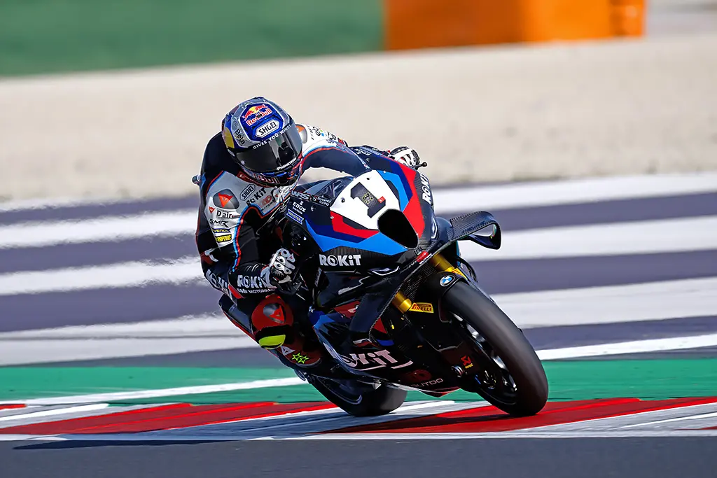 SBK | Round Emilia-Romagna 2025: Toprak Razgatlioglu vince la Superpole Race. Bulega KO dopo un incidente con Bassani!