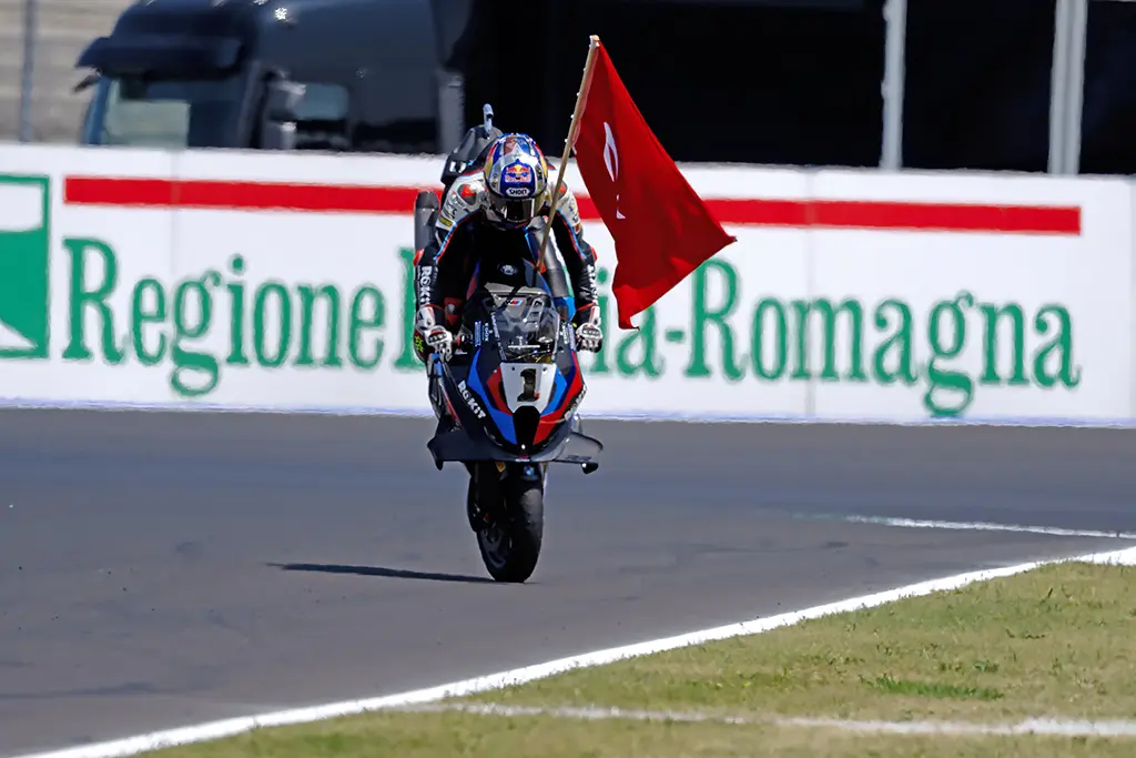 SBK | Round Emilia-Romagna 2025: Toprak Razgatlioglu batte Bulega in Gara 1. Petrucci terzo!