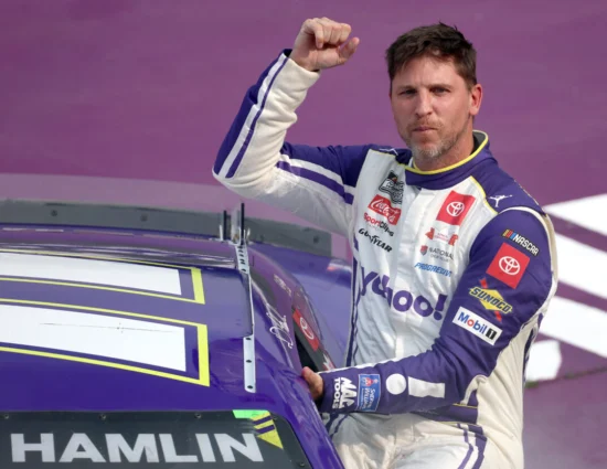 NASCAR | Cup Series, Michigan 2025: Il serbatoio vuoto frega Byron. Denny Hamlin conquista la terza vittoria stagionale!