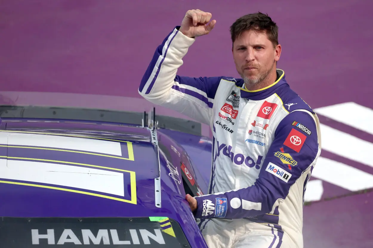 NASCAR | Cup Series, Michigan 2025: Il serbatoio vuoto frega Byron. Denny Hamlin conquista la terza vittoria stagionale!