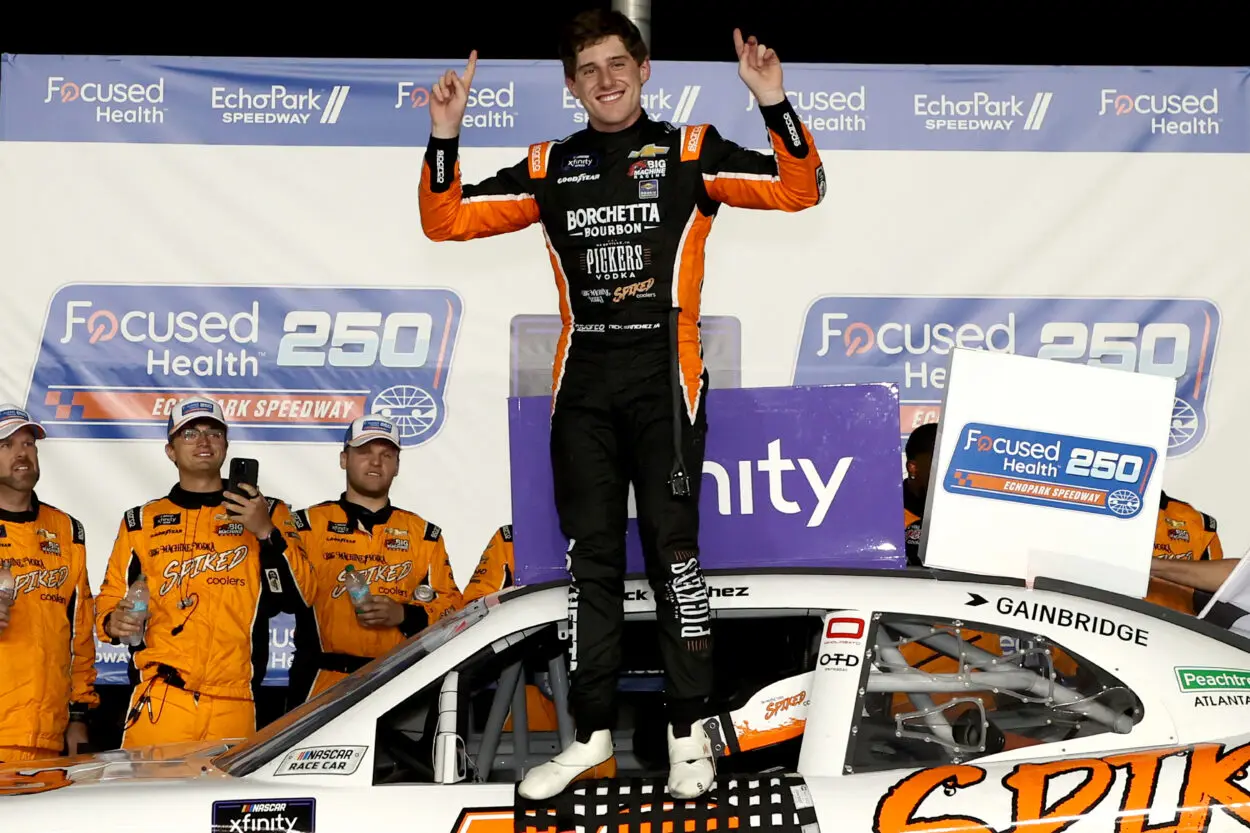 NASCAR | Xfinity Series, Atlanta #2 2025: Nick Sanchez si difende nel finale e conquista il primo successo nella classe intermedia