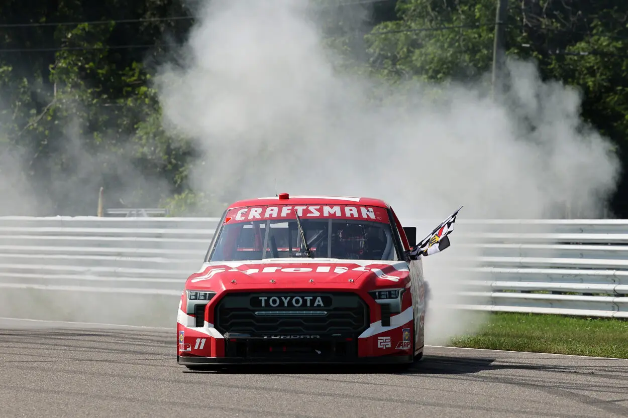 NASCAR | Truck Series, Lime Rock 2025: Corey Heim impressiona dominando una gara calmissima