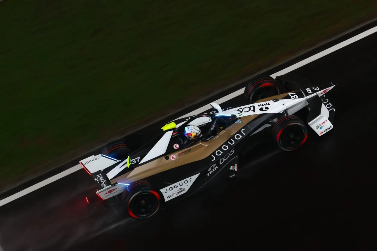 Formula E | Shanghai #2 2025: Nick Cassidy domina sotto la pioggia
