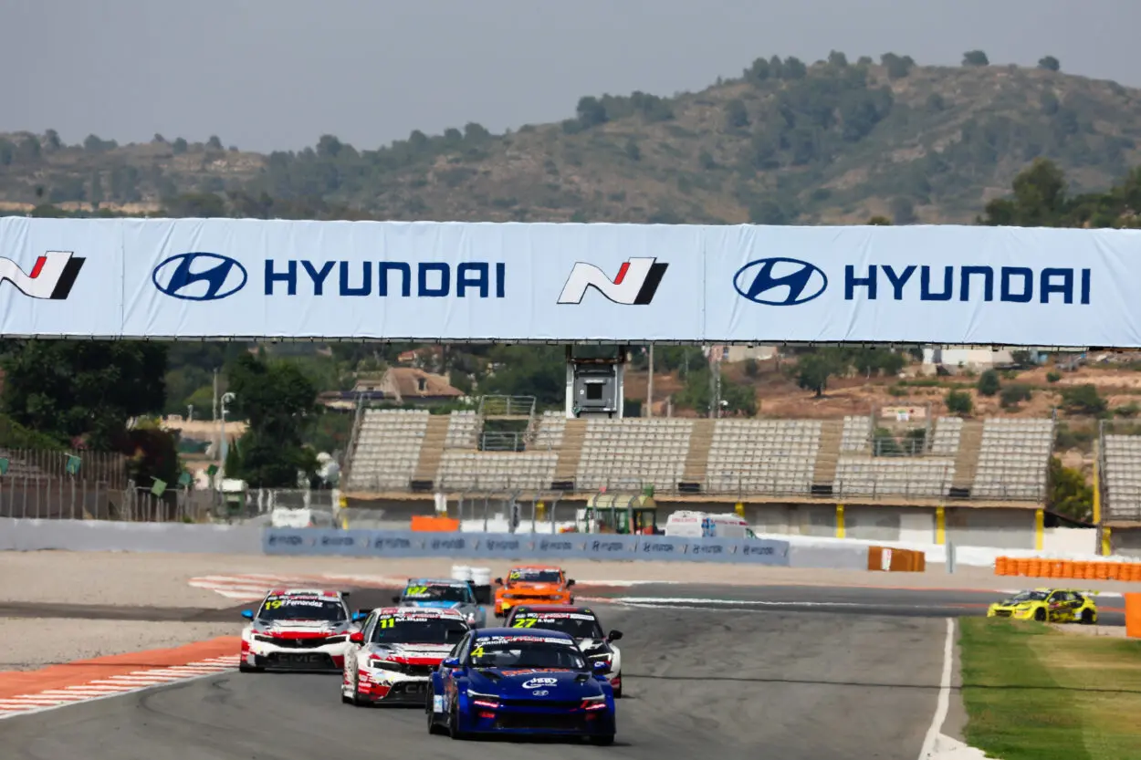 TCR World Tour | Valencia 2025, Penalità Post-Gara 1: Briché penalizzato dopo il contatto con Butti, Filippi eredita Top10 e pole in Gara 2