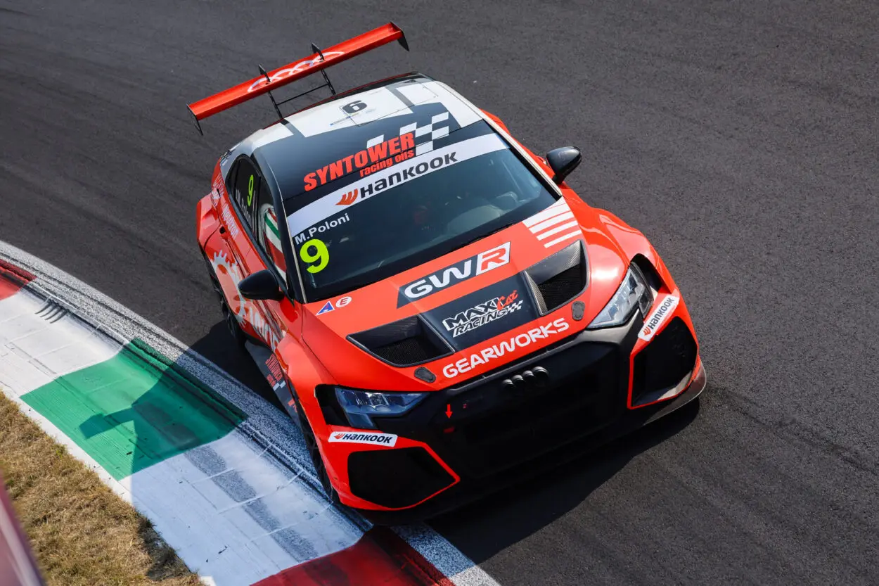 TCR Italy | Monza 2025, Gara 1: Matteo Poloni interrompe la maledizione e vince la prima in una corsa tempestata dalle forature