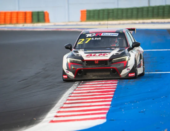 TCR Europe | Misano 2025, Gara 1: I riflettori si accendono su Ruben Volt che ritrova il successo davanti a Brickley e Cimenes