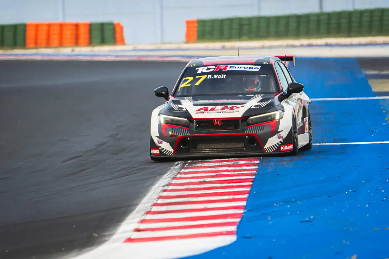 TCR Europe | Misano 2025, Gara 1: I riflettori si accendono su Ruben Volt che ritrova il successo davanti a Brickley e Cimenes