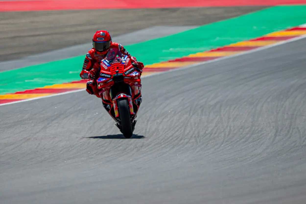 MotoGP | GP Aragona 2025, Gara: Marc Márquez fa sua l’ottava vittoria al MotorLand. Torna sul podio Bagnaia