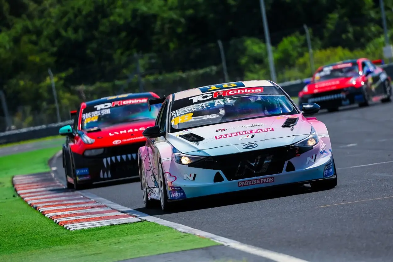 TCR China | Zhejiang 2025: Jason Zhang centra il primo successo e Zhang Zhendong risponde. Nel Challenge continua la lotta tra Chang e Liu