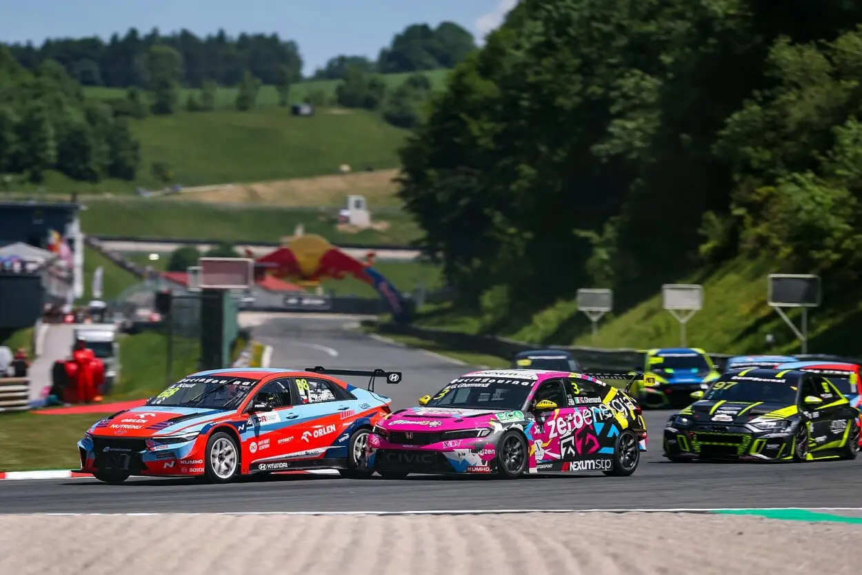 TCR Eastern Europe | Salzburgring 2025: Non basta la prima pole per Ghermandi. Una vittoria a testa per Kadlečík e Kout