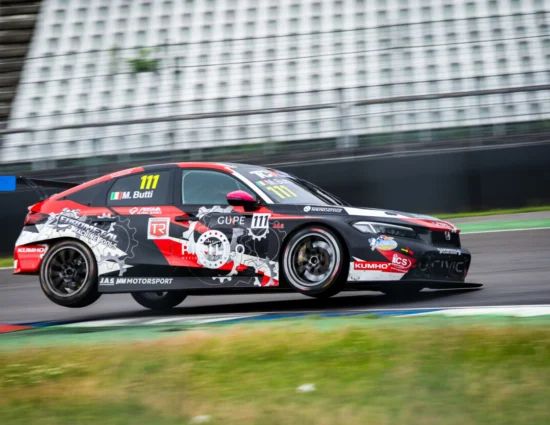 TCR Europe | Hockenheim 2025, Prove Libere 1-2: Italia al vertice, Butti e Baldan i più rapidi tra condizioni miste e tempi rimossi per track limits