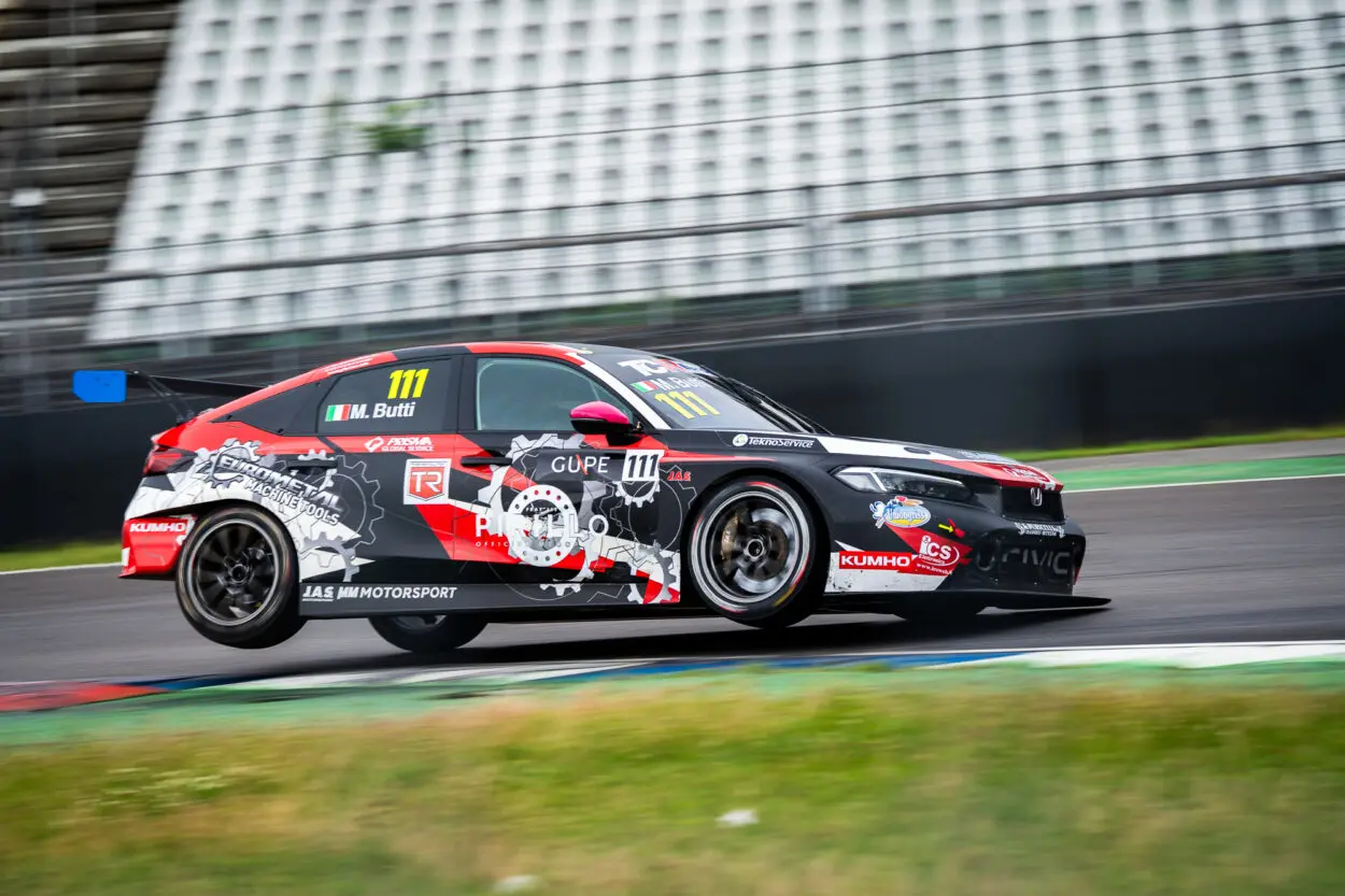 TCR Europe | Hockenheim 2025, Prove Libere 1-2: Italia al vertice, Butti e Baldan i più rapidi tra condizioni miste e tempi rimossi per track limits