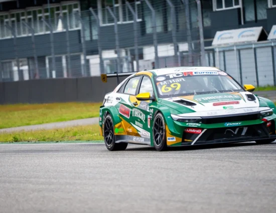 TCR Europe | Hockenheim 2025, Gara 1: Max Hart domina e vince la prima in campionato. Butti 2°, Jimmy Clairet 3° e di nuovo leader. Ritiro per Teddy
