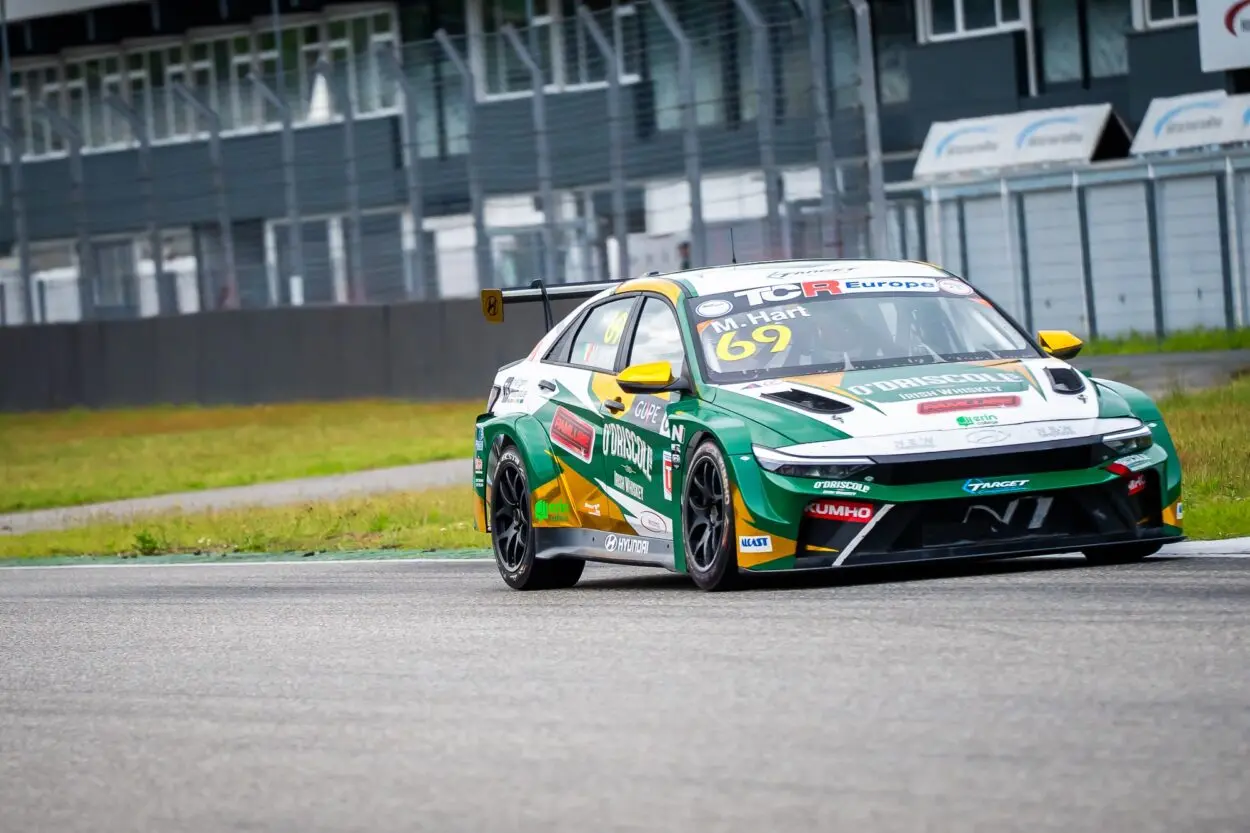 TCR Europe | Hockenheim 2025, Gara 1: Max Hart domina e vince la prima in campionato. Butti 2°, Jimmy Clairet 3° e di nuovo leader. Ritiro per Teddy