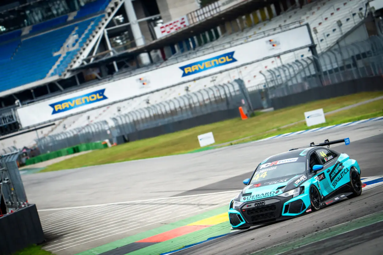 TCR Europe | Hockenheim 2025, Gara 2: Felice Jelmini di un’altra categoria sotto il diluvio. Primo successo per lui e PMA Motorsport