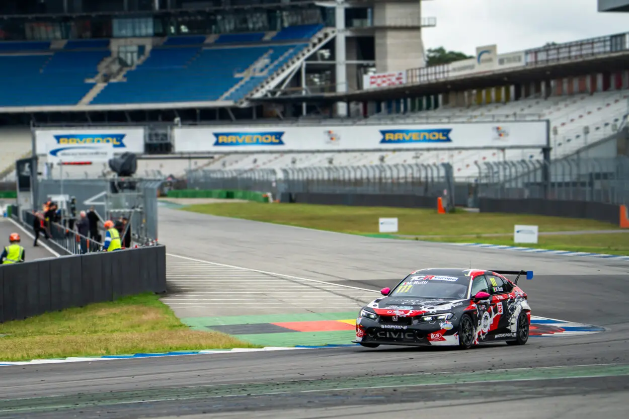 TCR Europe | Hockenheim 2025, Qualifiche: Marco Butti ottiene la prima pole nell’Europeo, Baldan completa una prima fila storica per il Tricolore