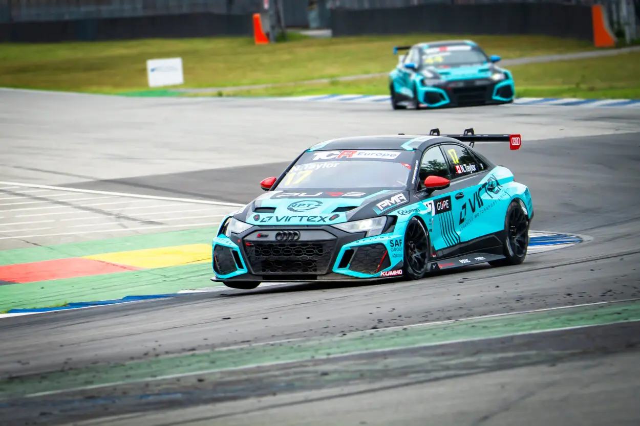 TCR Europe | Hockenheim 2025, Penalità Post-Gara 1: Taylor perde la Top10, Teddy Clairet arretrato sulla griglia di Gara 2