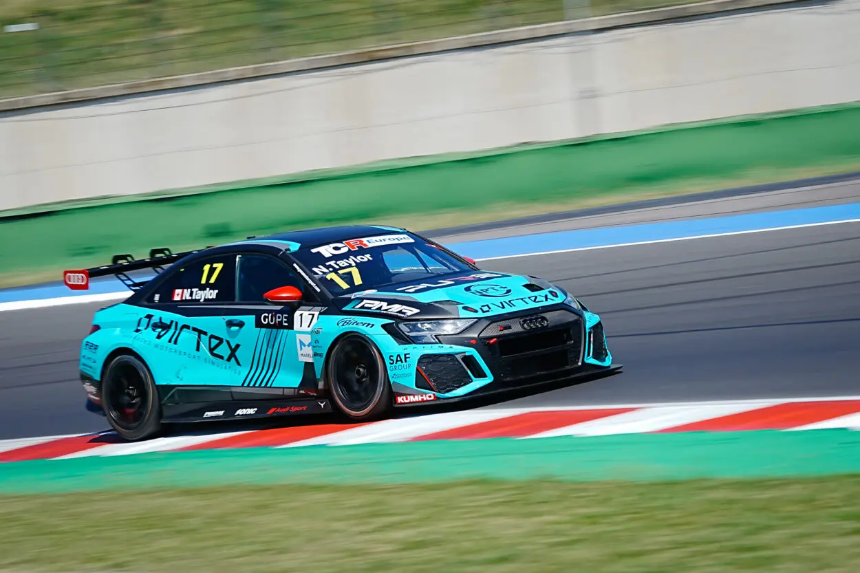 TCR Europe | Misano 2025, Taylor: “Peccato per la penalità in Gara 1. Difficile guidare la macchina con queste modifiche, dobbiamo lavorare per capire il BoP”