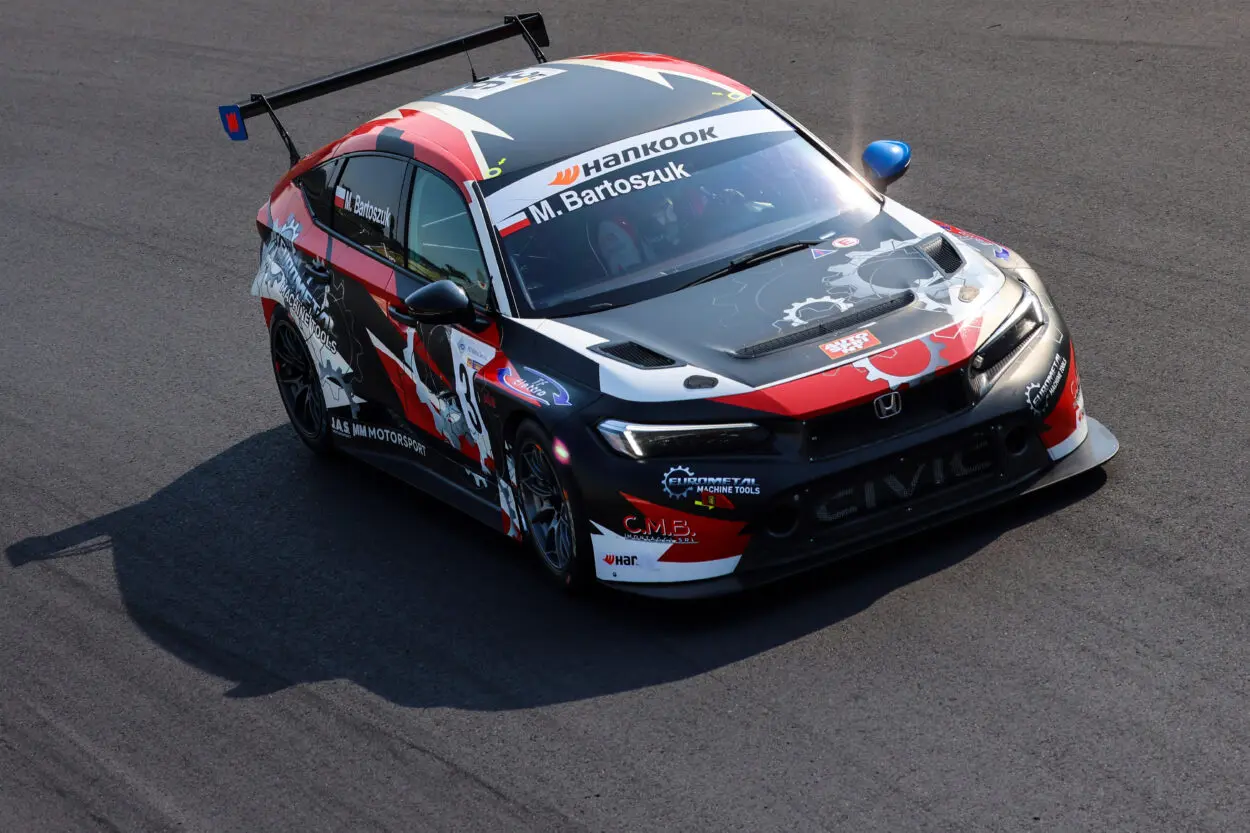 TCR Italy | Monza 2025, Bartoszuk: “Partenza non perfetta, dopo mi sono concentrato per recuperare. Il team ha fatto un lavoro incredibile”
