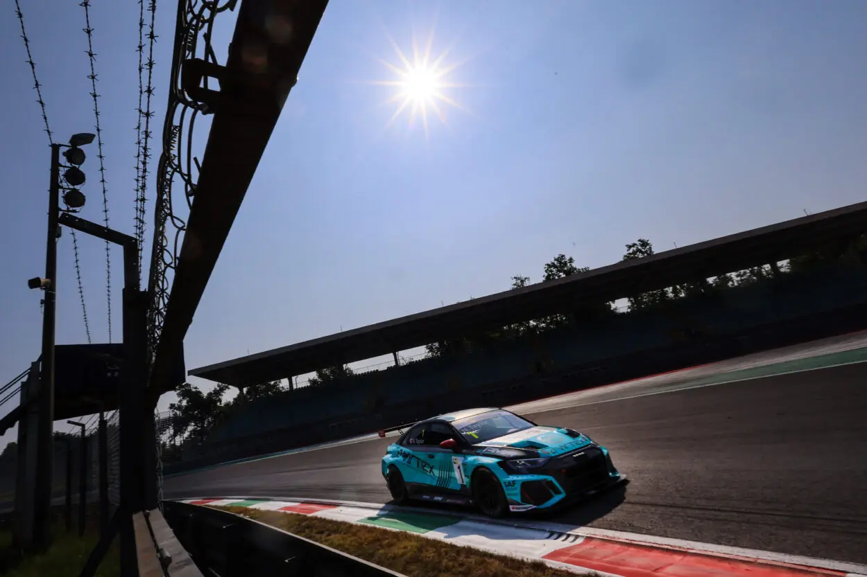 TCR Italy | Monza 2025, Taylor: “Ho visto Baldan rallentare, ho fatto lo stesso e Poloni mi ha passato. Frustrante il problema al motore così presto”