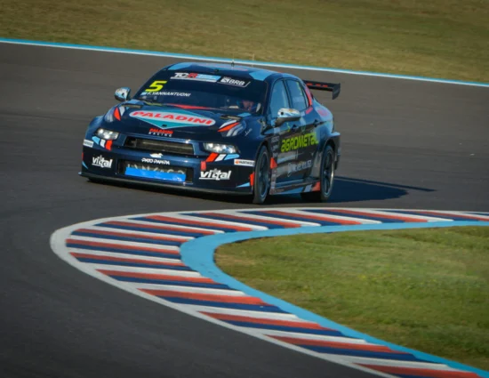 TCR South America | Termas de Río Hondo 2025, Gara 2: Yannantuoni vince all’ultimo giro sfruttando la sfortuna di Pezzini (4°) con cofano motore sollevato e paraurti danneggiato