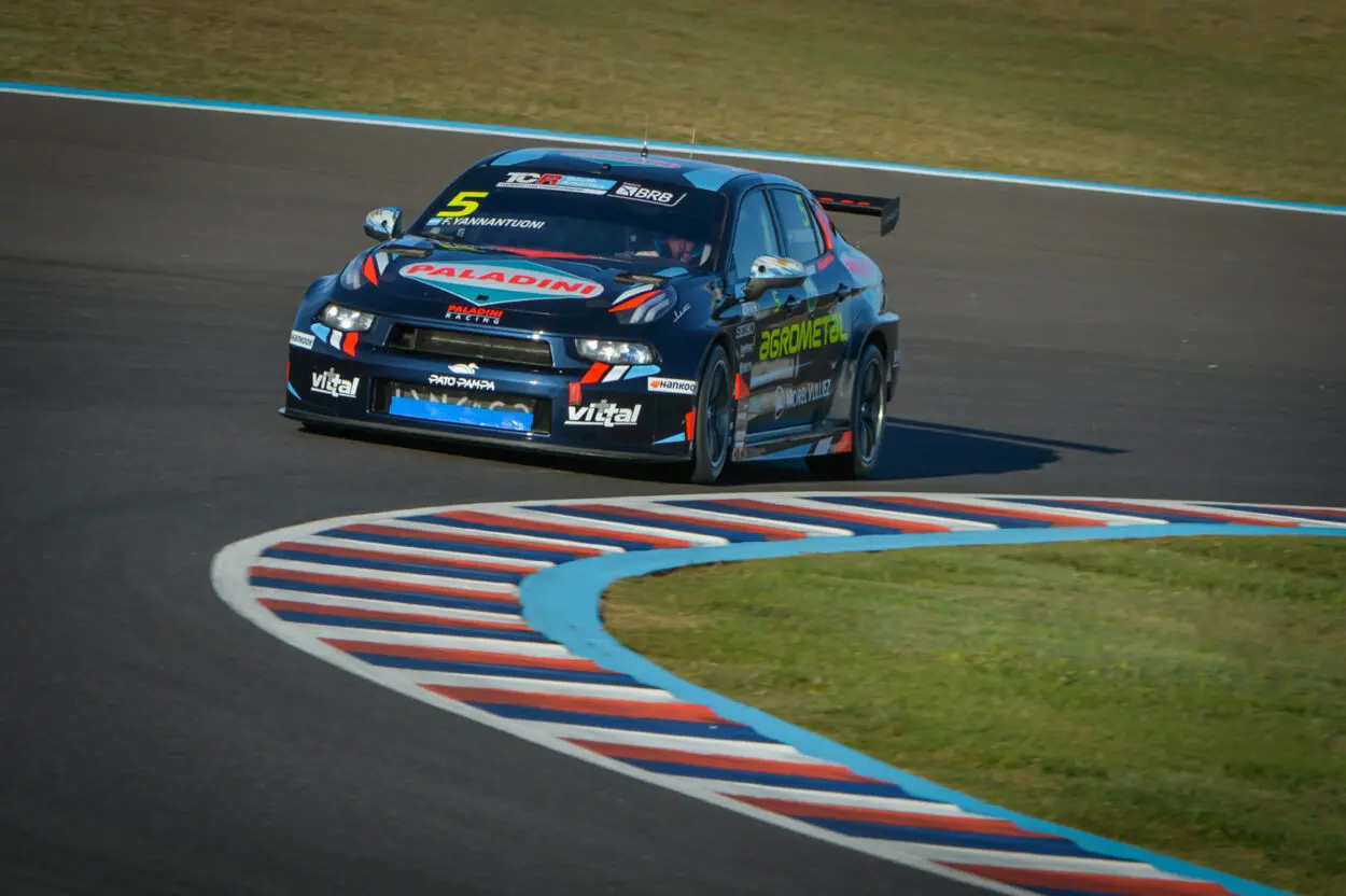 TCR South America | Termas de Río Hondo 2025, Gara 2: Yannantuoni vince all’ultimo giro sfruttando la sfortuna di Pezzini (4°) con cofano motore sollevato e paraurti danneggiato