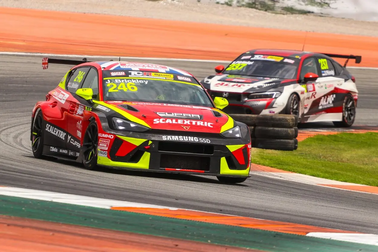 TCR Spain | Valencia 2025, Jenson Brickley: “Speravo di vincere in Gara 2, ma una macchina ferma al via davanti a me ha compromesso la strategia”