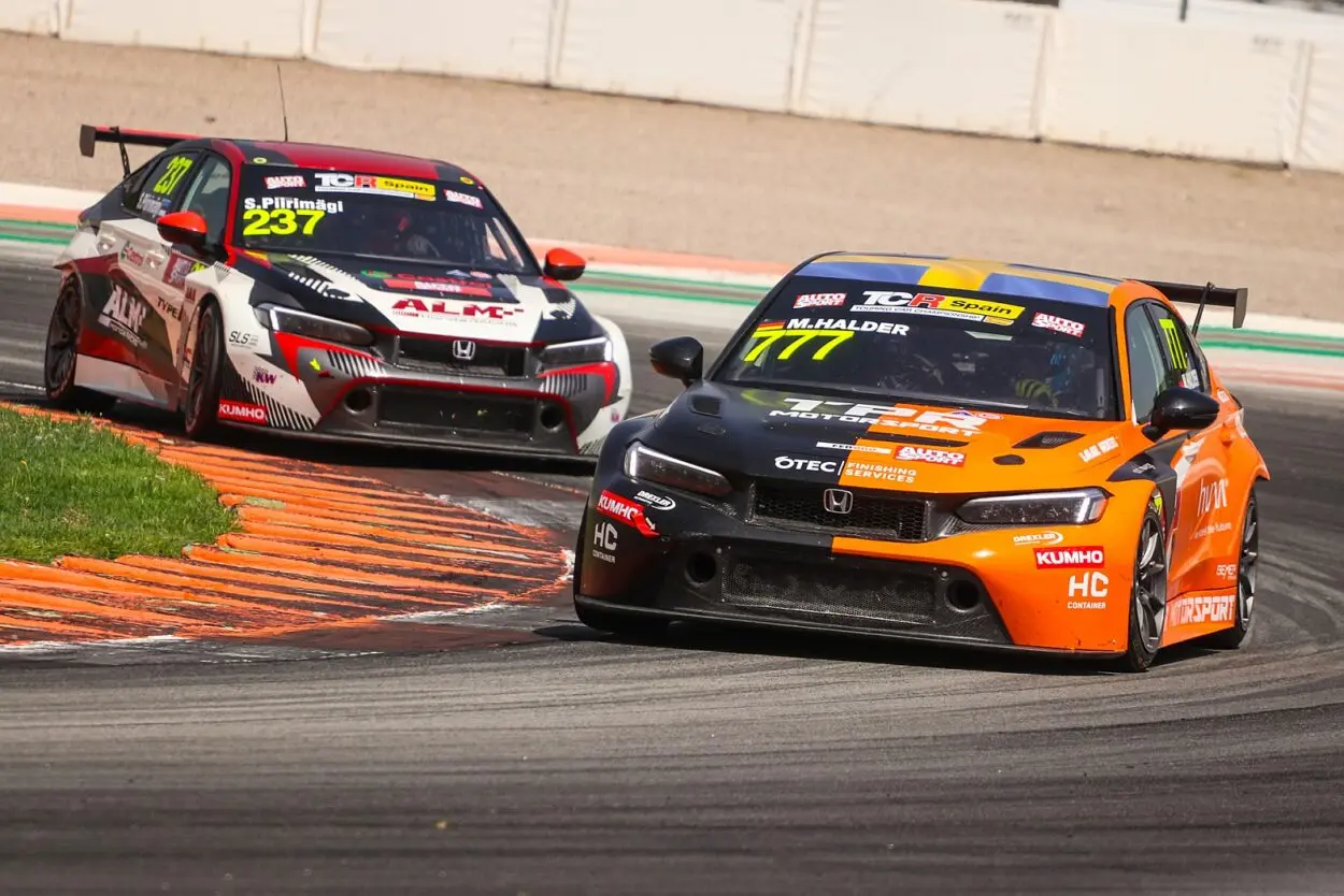 TCR Spain | Valencia 2025, Mike Halder: “Weekend perfetto, il team ha fatto un ottimo lavoro. In Gara 2 ho dovuto dare il massimo, Piirimägi ha spinto tanto”