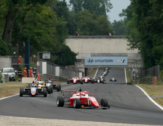 F4 Italia | Monza 2025: Kean Nakamura-Berta si difende dagli avversari e si aggiudica Gara 2