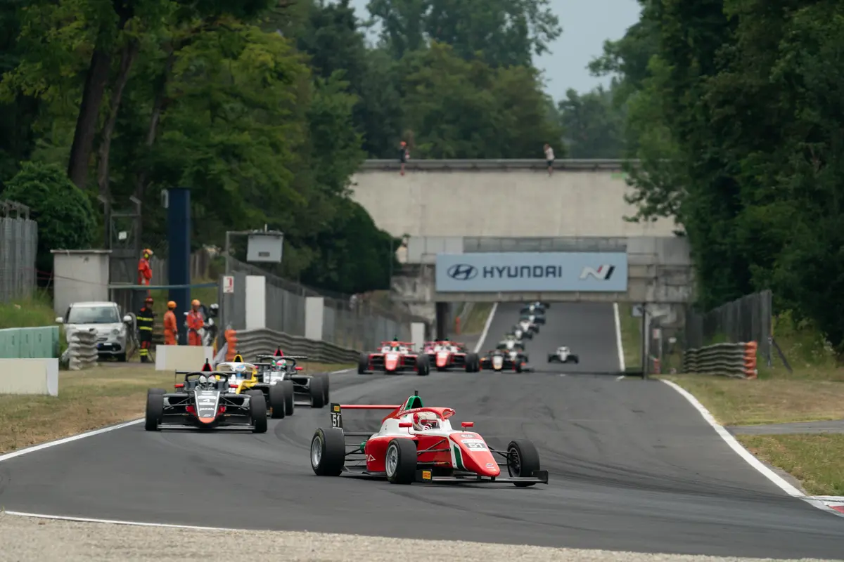 F4 Italia | Monza 2025: Kean Nakamura-Berta si difende dagli avversari e si aggiudica Gara 2