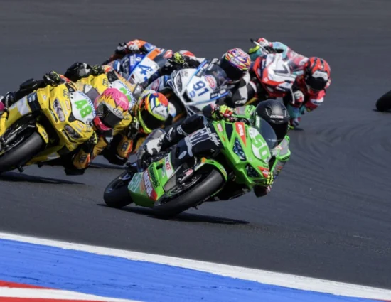 SSP300 | Round Emilia-Romagna 2025: Carter Thompson compie una magia nel finale e si aggiudica Gara 1