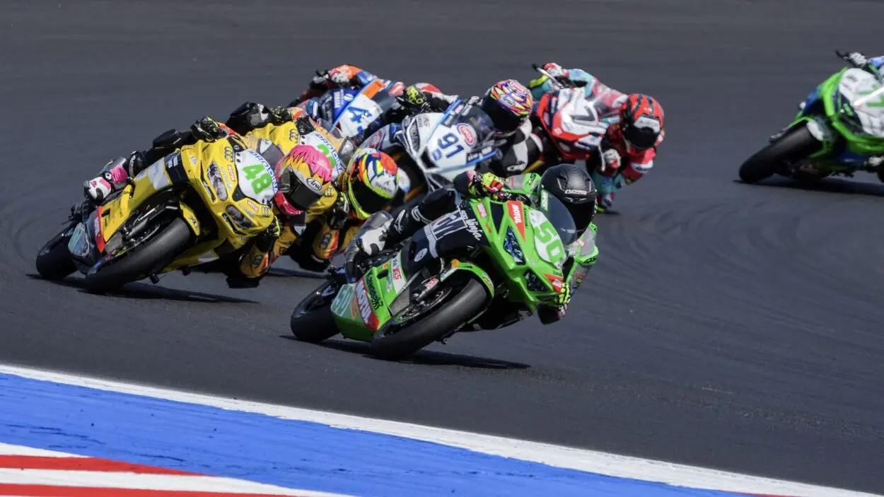 SSP300 | Round Emilia-Romagna 2025: Carter Thompson compie una magia nel finale e si aggiudica Gara 1