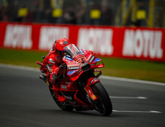 MotoGP | GP Olanda 2025, Gara Sprint: Marc Márquez implacabile, vince ancora davanti al fratello Álex e a Bezzecchi