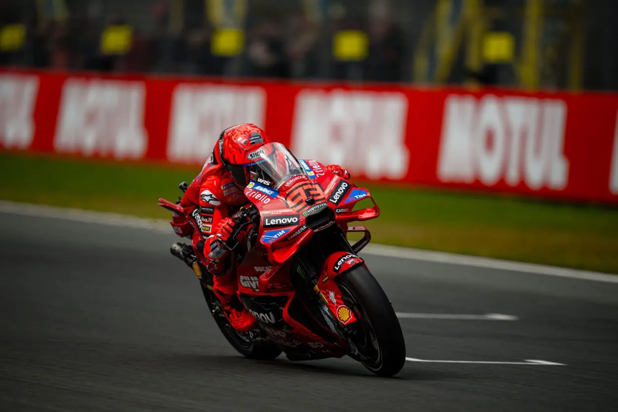 MotoGP | GP Olanda 2025, Gara Sprint: Marc Márquez implacabile, vince ancora davanti al fratello Álex e a Bezzecchi