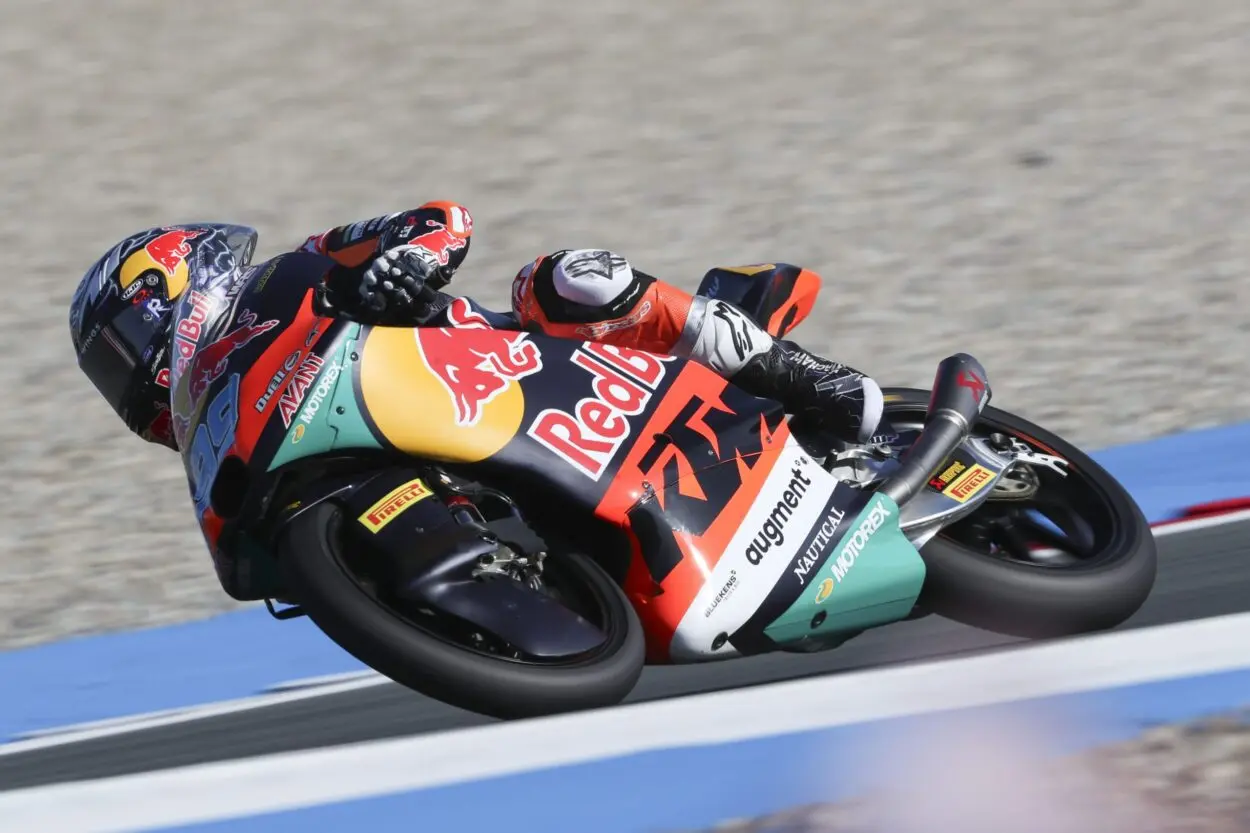 Moto3 | GP Olanda 2025, Gara: bandiera rossa all’ultimo giro, José Antonio Rueda vince di nuovo. Incidente tra Lunetta, Fernández e Furusato