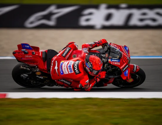 MotoGP | GP Olanda 2025, Gara: Marc Márquez conquista un’altra doppietta ed eguaglia Agostini. Bezzecchi e Bagnaia a podio