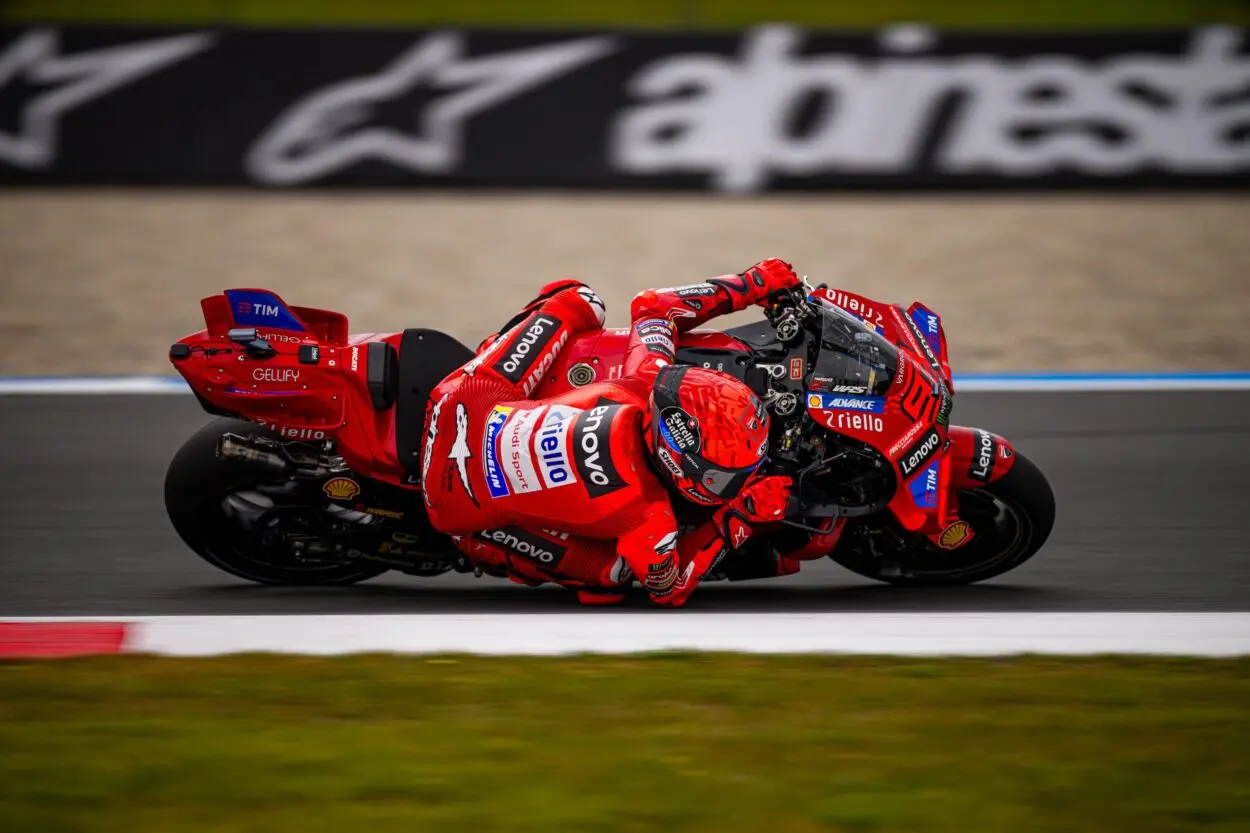 MotoGP | GP Olanda 2025, Gara: Marc Márquez conquista un’altra doppietta ed eguaglia Agostini. Bezzecchi e Bagnaia a podio