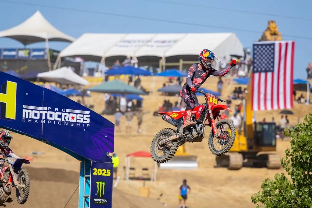 National | Tomac spreca in gara-2, Jett Lawrence si impone nella calura di Hangtown